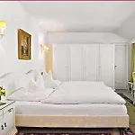 Kaiser Am Wiener Platz Hotel 3*
