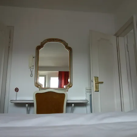 Kaiser Am Wiener Platz Отель 3*