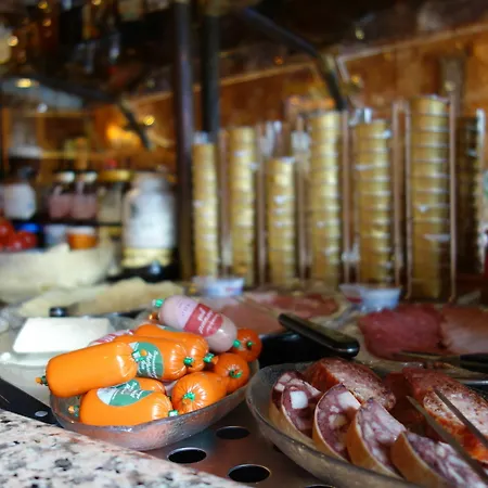 Отель Kaiser Am Wiener Platz Кёльн