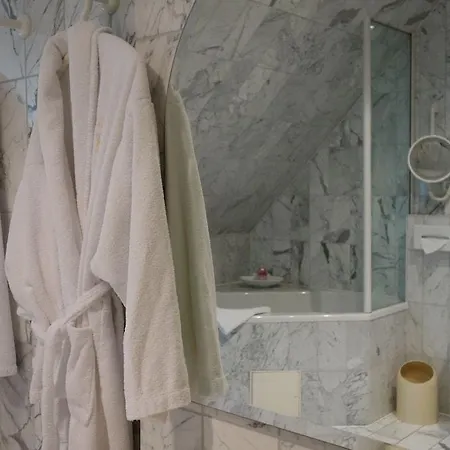 Отель Kaiser Am Wiener Platz Кёльн