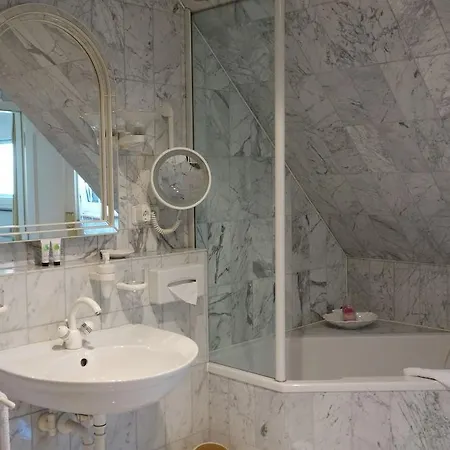 Kaiser Am Wiener Platz