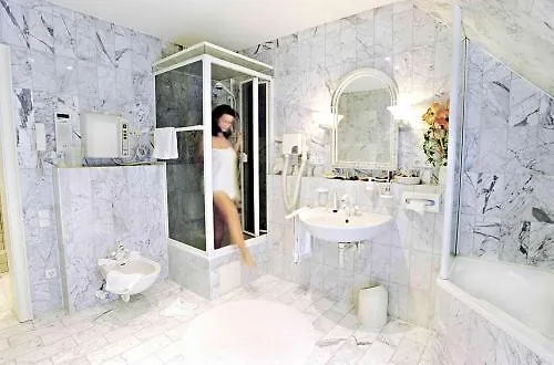 Kaiser Am Wiener Platz מלון