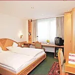 Kaiser Am Wiener Platz 3*