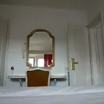 Kaiser Am Wiener Platz Hotel 3*